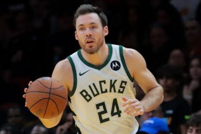 康诺顿深情告别雄鹿：七年征程，感恩与展望