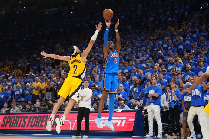 亚历山大带总冠军奖杯返回家乡!市长赠送城市钥匙 将以他名字命名街道 亚历山大带总冠军奖杯返回家乡!市长赠送城市钥匙 将以他名字命名街道