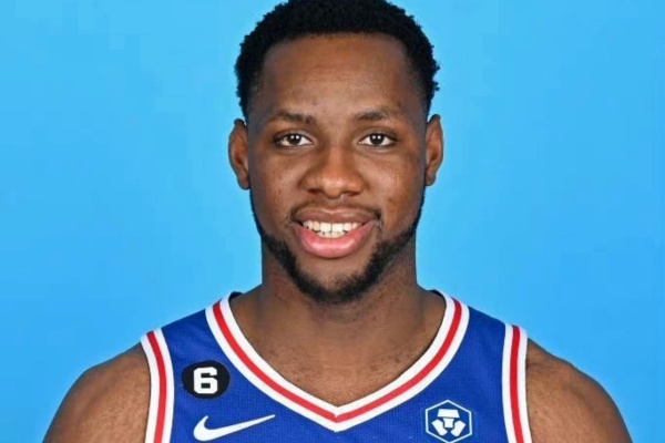 老鹰押宝蓝领中锋:查尔斯-巴锡能否用护筐拼出正式合同? 老鹰押宝蓝领中锋:查尔斯-巴锡能否用护筐拼出正式合同?